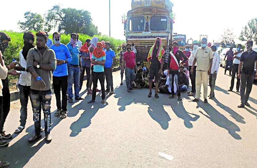 Hundreds of people stranded on the border of Chhattisgarh Maharashtra, went home and became homeless… घर जाने निकले और हो गए बेघर, छत्तीसगढ़ महाराष्ट्र की सीमा पर फंसे सैकड़ों लोग ...