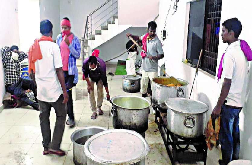 No one is hungry in lockdown, people are ahead for help, administration is feeding food ... लॉकडाउन में कोई न रहे भूखा, मदद के लिए आगे रहे हैं लोग, प्रशासन खिला रहा भोजन ...