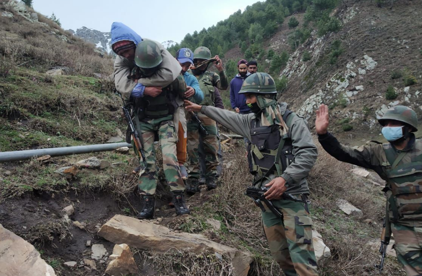 Indian Army Rescued Youths In Banihal Jammu Kashmir Lockdown में Indian Army का जज्बा High, बर्फ में दबे लोगों को यूं निकाला, पहाड़ के रास्ते से जा रहे थे घर