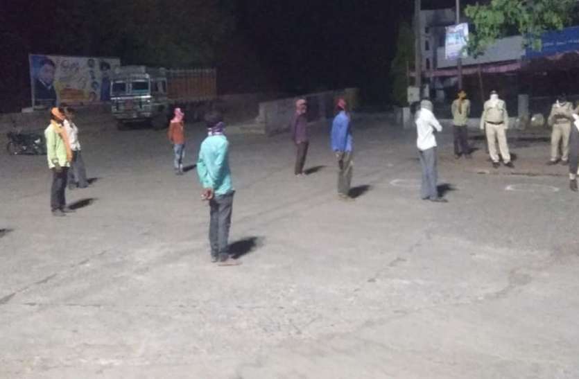 laborers Transported hospital corona lockdown 2020- रात के अंधेरे में चोरी छुपे नगर में आ रहे लोग, प्रशासन को नहीं दे रहे जानकारी