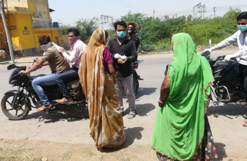 सेवा का जज्बा लेकर गलियों में घूमे युवा सेवा का जज्बा लेकर गलियों में घूमे युवा