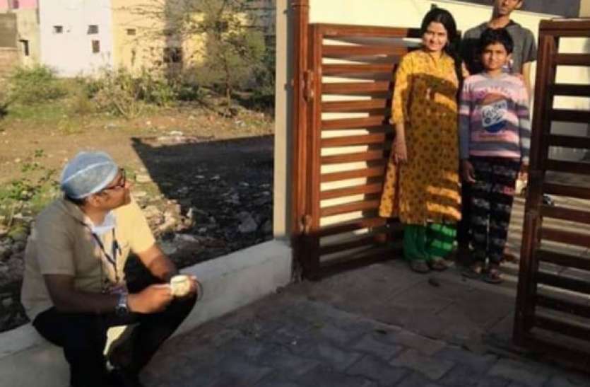 Viral Photos कई दिनों की शिफ्ट के बाद घर पहुंचे डॉक्टर तो भी फैमिली से दूर बैठकर पीनी पड़ी चाय...देखें वायरल फोटो
