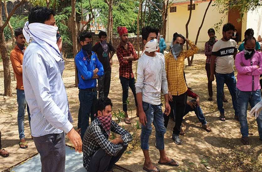 अहमदाबाद से ट्रक में बरेली जा रहे 44 श्रमिकों को रोका, पुलिस ने ट्रक को किया जब्त अहमदाबाद से ट्रक में बरेली जा रहे 44 श्रमिकों को रोका, पुलिस ने ट्रक को किया जब्त
