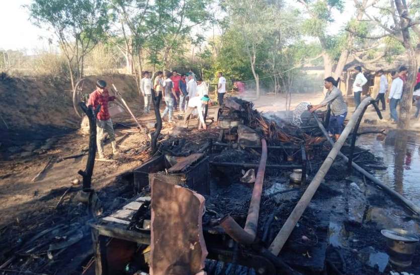 नकदी समेत लाखों रुपए का सामान जला नकदी समेत लाखों रुपए का सामान जला