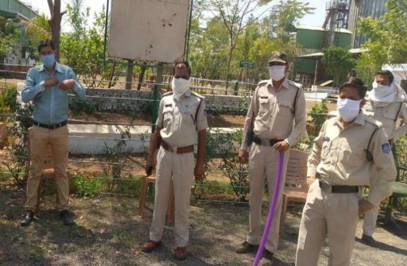 सोशल डिस्टेंसिंग का नहीं किया पालन, पुलिस ने 11 हजार का काटा चालान, 3 के खिलाफ FIR सोशल डिस्टेंसिंग का नहीं किया पालन, पुलिस ने 11 हजार का काटा चालान, 3 के खिलाफ FIR