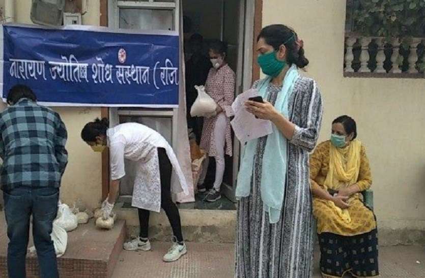 ration vitran लॉकडाउन में निर्धन-असहाय लोगों के लिए आगे आए लोग, बांट रहे राशन किट