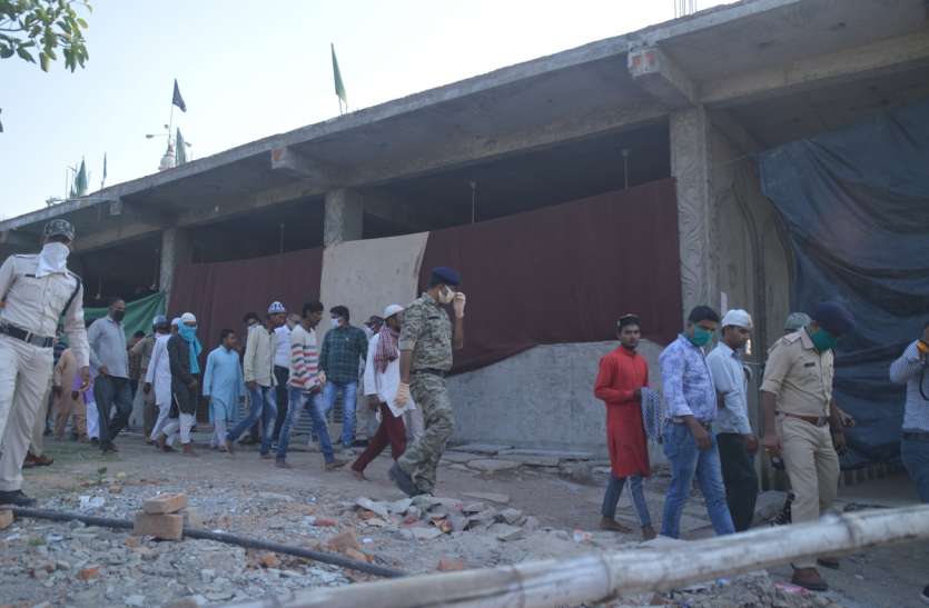 Lock down: Namaz was being read in mosque, police reached लॉक डाउन : मस्जिद में पढ़ी जा रही थी नमाज, पहुंच गई पुलिस