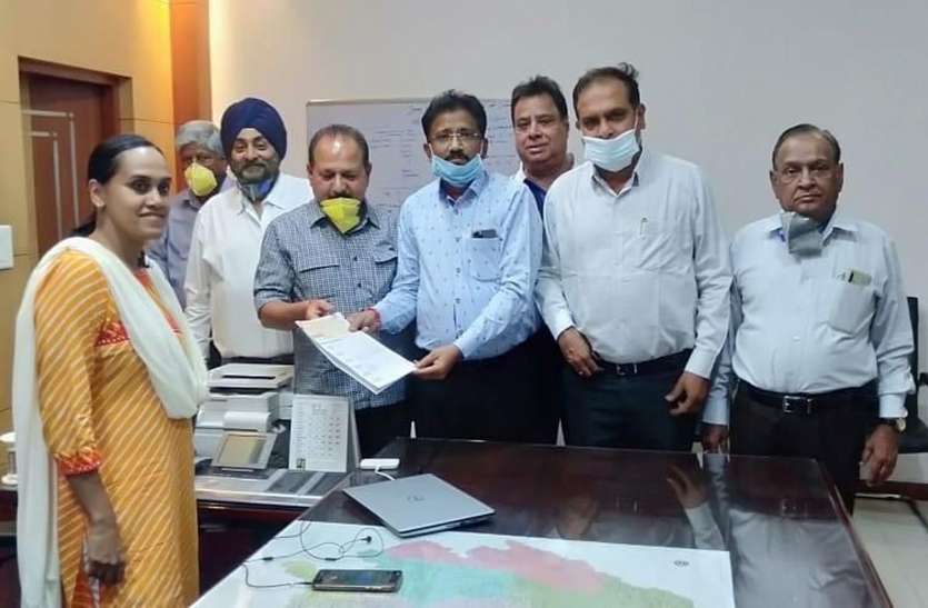 फील्ड क्लब सदस्यों ने दी 21 लाख की राशि फील्ड क्लब सदस्यों ने दी 21 लाख की राशि