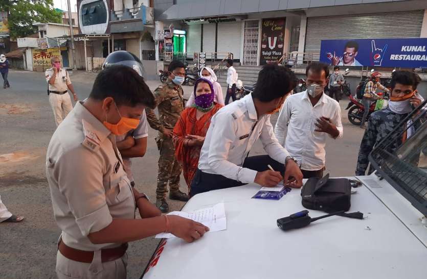 चालानी कार्रवाई पढ़े, लॉक डाउन तोड़ा, पुलिस ने पकड़ा तो बता रहे हैं पेट में तकलीफ है हाजमोला और पुदीनहरा लेने जा रहे