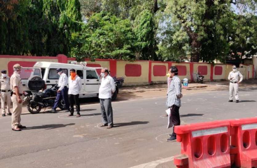 good_news.jpg Good News : चौराहा से ओपीडी तक दिया सोशल डिस्टेंस की सीख