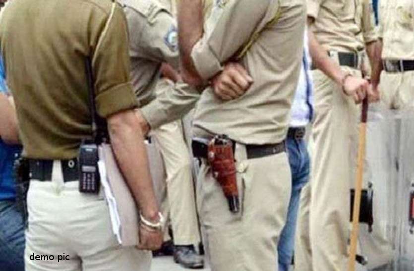 police1.jpg सोशल डिस्टेंसिंग समझा रही पुलिस पर पथराव, थानाधिकारी सहित तीन पुलिसकर्मी चोटिल
