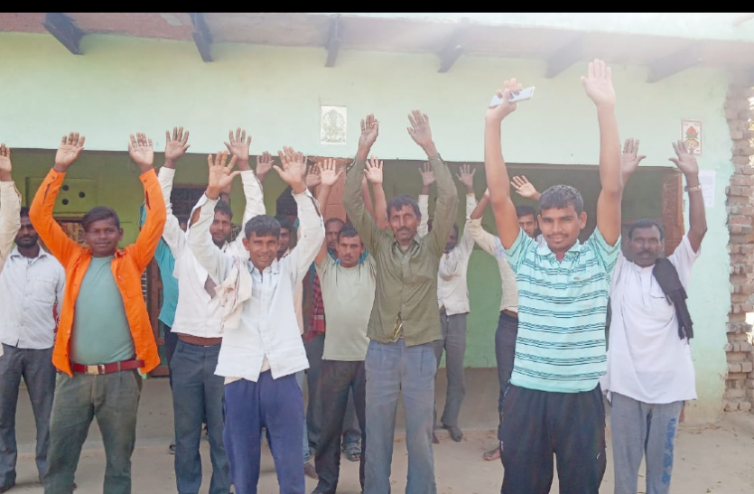 Ration Shop राशन की दुकानों पर उड़ रहीं लॉक डाउन की धज्जियां, अव्यवस्थाओं का आलम और हंगामा