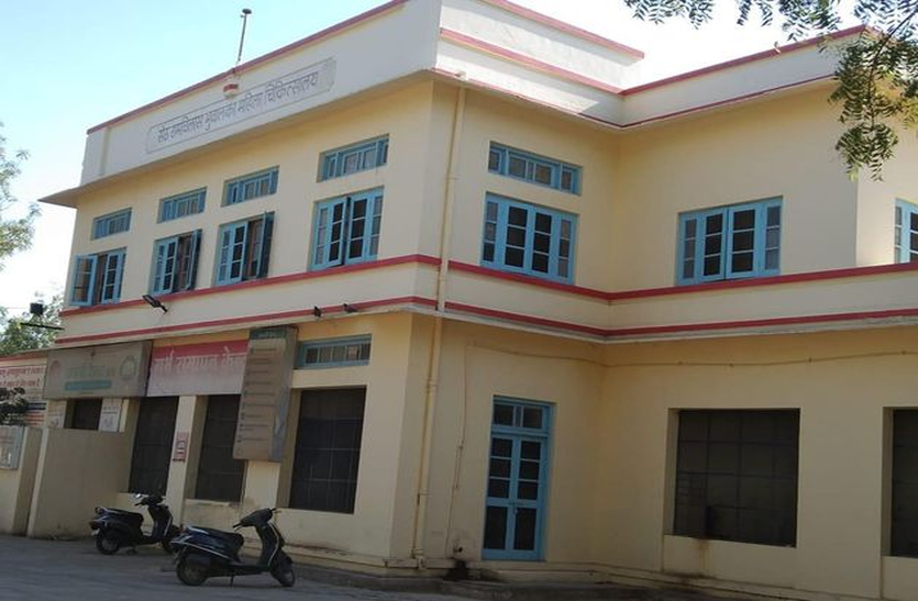कोरोना संकट: अस्पताल में 36 में से चिकित्सकों के 20 पद रिक्त कोरोना संकट: अस्पताल में 36 में से चिकित्सकों के 20 पद रिक्त