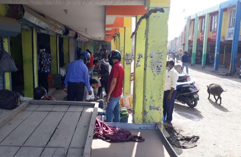 Vegetable Shops सोशल डिस्टेंसिंग का पालन कराने प्रशासन ने खाली प्लॉट में लगवाई सब्जी दुकानें, निर्वतमान महापौर ने कहा न जाएं व्यापारी