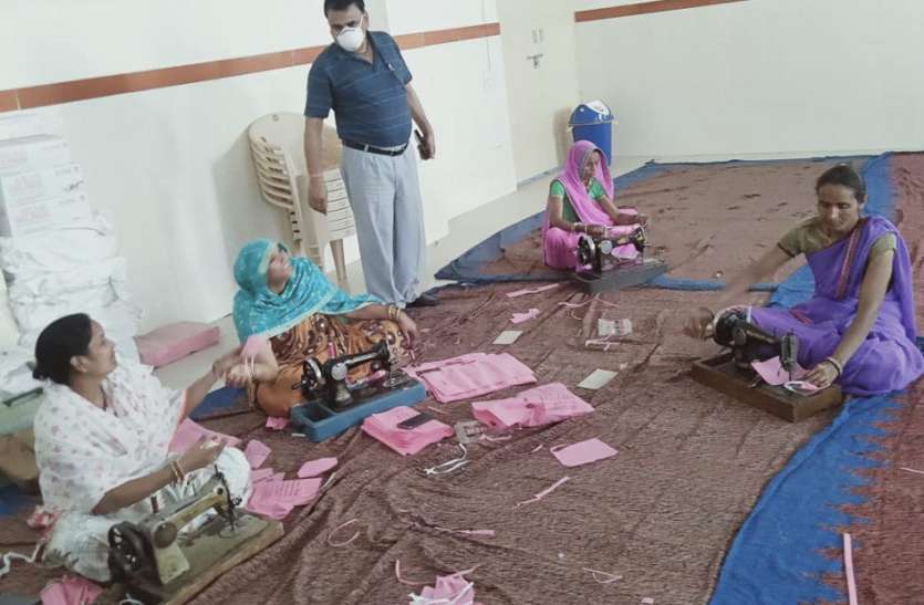 बीएमओ लाए सामान, आशा कार्यकर्ता बना रहीं मास्क बीएमओ लाए सामान, आशा कार्यकर्ता बना रहीं मास्क