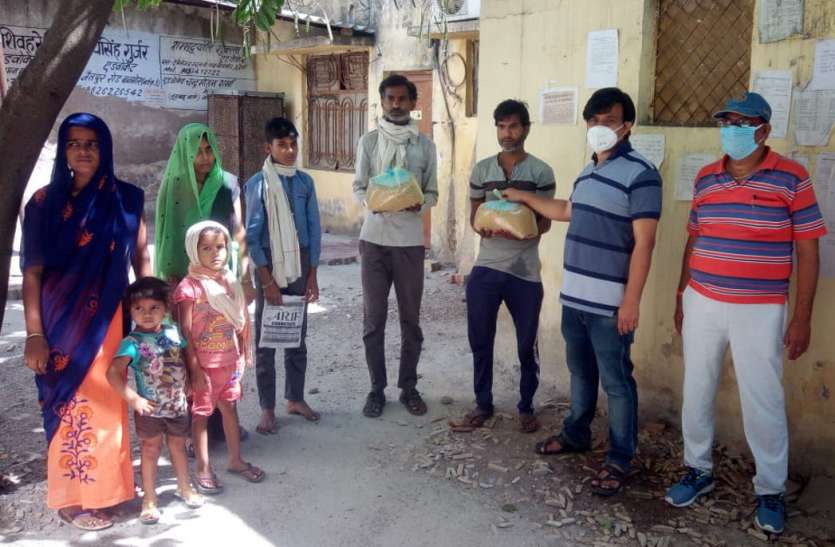 Morena News, Morena Hindi News, Mp News, Morena, Corona, Covid-19, social distance, Food item, relief आर्थिक स्थिति से जूझ रहे परिवार को मिली खाद्य सामग्री