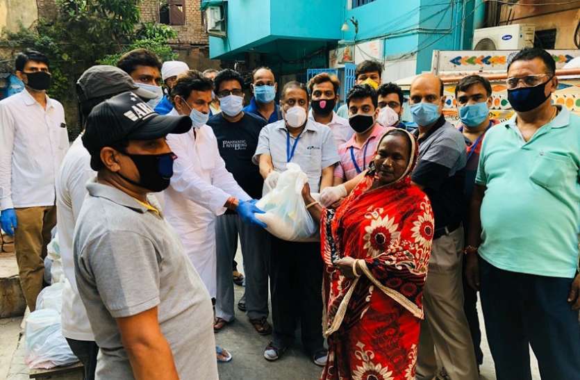 CORONA ALERT: Food items distributed to the needy-जरूरतमंदों में खाद्य सामग्री वितरित CORONA ALERT: Food items distributed to the needy-जरूरतमंदों में खाद्य सामग्री वितरित