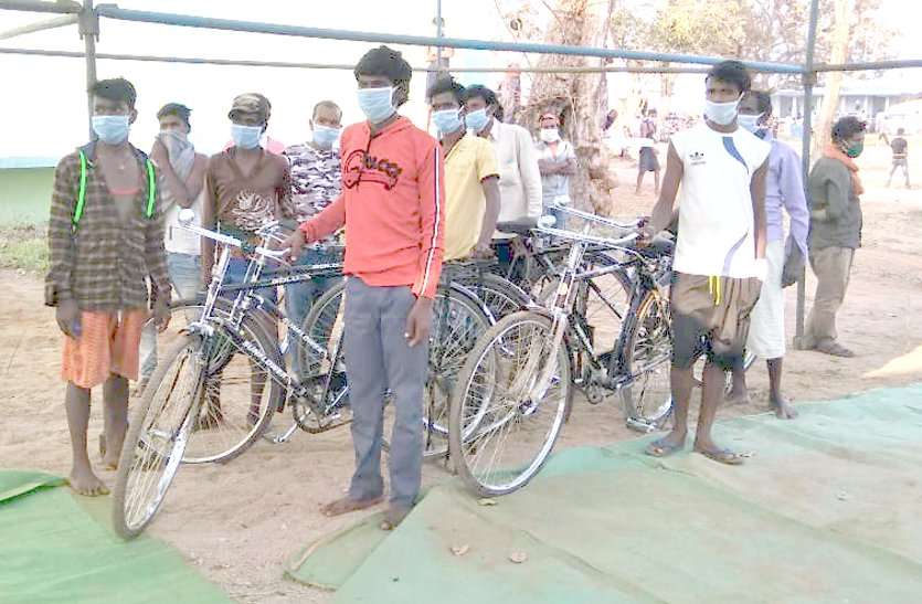 Such a passion to go home that he got out of the bicycle on the journey of 1200 kilometers. घर जाने का ऐसा जुनून कि 12 सौ किलोमीटर के सफर पर साइकिल से निकल गए ...