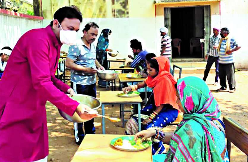 People are coming forward for help during disaster, donating funds ... आपदा के वक्त मदद के लिए आगे आ रहे हैं लोग, दान कर रहे राशि ...