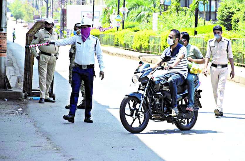 Lockdown: Police strictly, protesting drugstore operators and Patwari ... लॉकडाउन: पुलिस ने की सख्ती, विरोध कर रहे दवाई दुकान संचालक और पटवारी ...