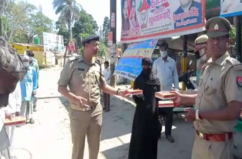 bijnor.jpg Lockdown के बीच ड्यूटी के साथ इंसानियत का फर्ज निभाकर मिसाल पेश कर रही बिजनौर पुलिस