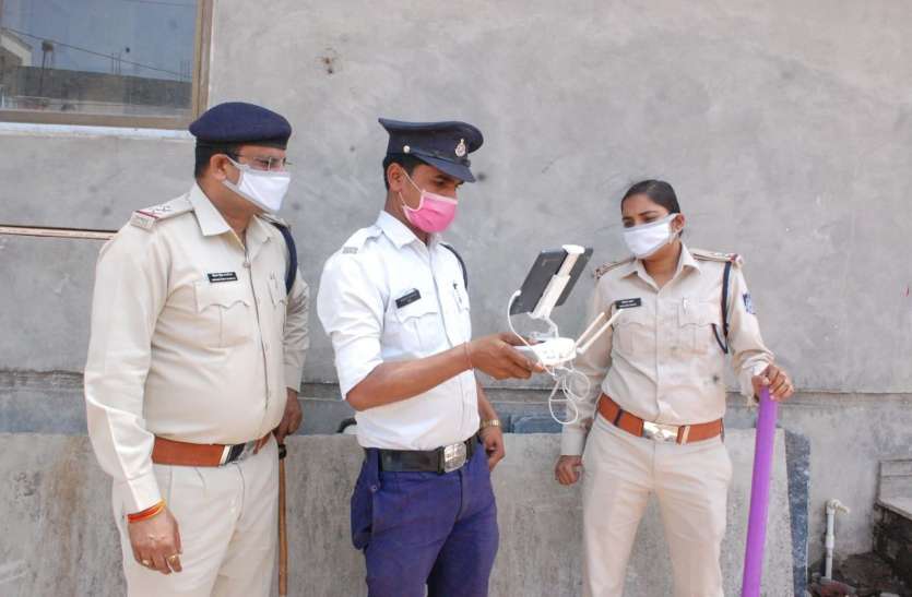 Police kept eyeing drone camera, people did not come out of the house पुलिस ने ड्रोन कैमरा उड़ाकर रखी नजर, घर से बाहर नहीं निकले लोग
