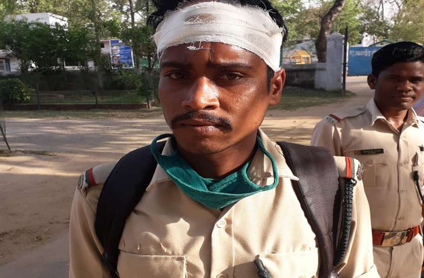 लॉकडाउन के बीच जंगल में काट रहा था सागौन पेड़, पकडऩे गए फॉरेस्ट गार्ड पर कुल्हाड़ी से ताबड़तोड़ हमला लॉकडाउन के बीच जंगल में काट रहा था सागौन पेड़, पकडऩे गए फॉरेस्ट गार्ड पर कुल्हाड़ी से ताबड़तोड़ हमला
