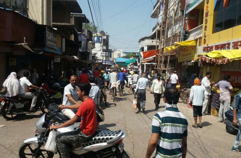 hoshangabad, itarsi, market, shops, social distancing, public लॉक डाउन और सोशल डिस्टेसिंग पर गंभीर नहीं लोग, संक्रमण फैलने का खतरा