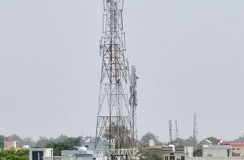 itarsi, new yard, mobile tower, mentle boy, public,panic दूसरी बार मोबाइल टॉवर पर चढ़ा विक्षिप्त युवक, दहशत में हैं मोहल्ले के लोग