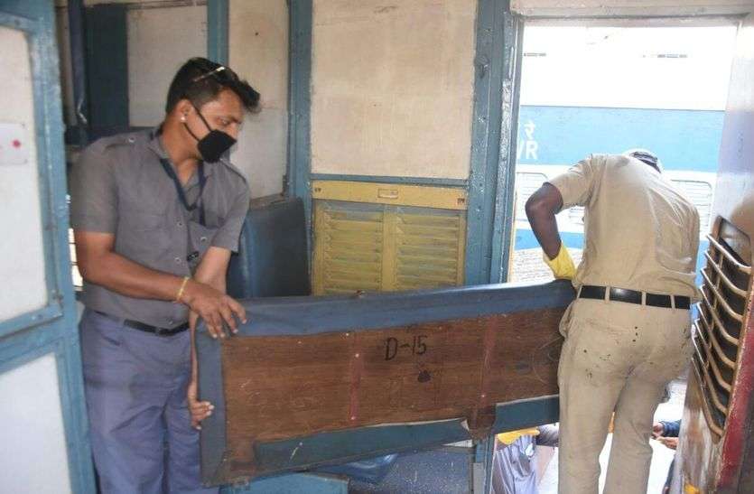 VIDEO how the train compartment is changing in the isolation ward पहली बार देखें VIDEO, किस तरह रेल डिब्बे बदल रहे आईसुलेशन वॉर्ड में