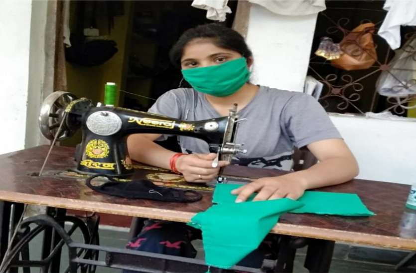 ड्यूटी के साथ पुलिस और आमजन के लिए निशुल्क मास्क बनाकर बांट रही महिला आरक्षक ड्यूटी के साथ पुलिस और आमजन के लिए निशुल्क मास्क बनाकर बांट रही महिला आरक्षक