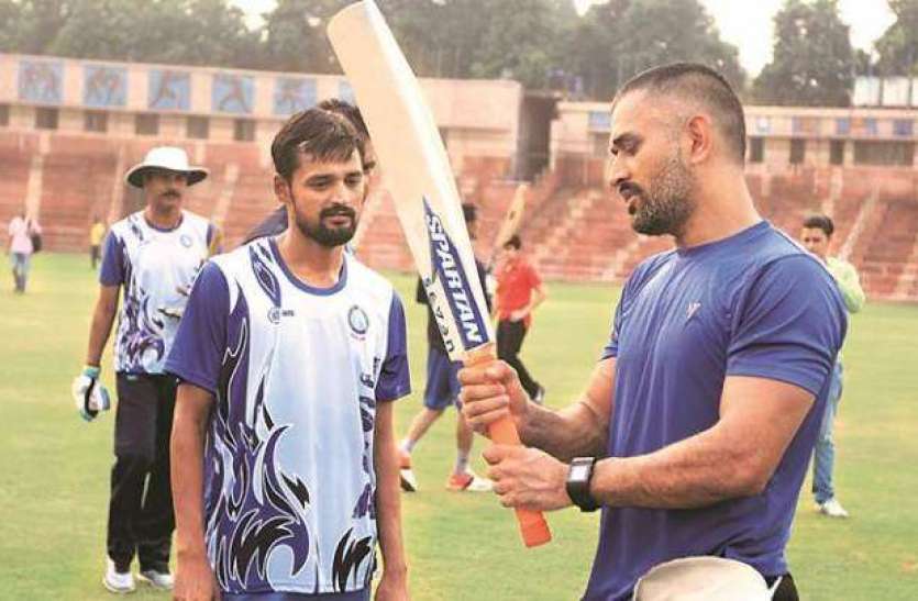 nadeem_with_dhoni.jpg इस भारतीय खिलाड़ी ने अपने गांव में 350 परिवारों की उठाई जिम्मेदारी, घर-घर बांट रहा है राशन