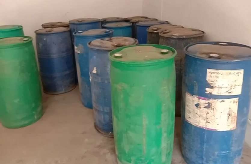 racket_busted.jpg रायपुर में एक और नकली सेनेटाइजर फैक्ट्री का भंडाफोड़, 17 ड्रम में 1400 लीटर केमिकल बरामद
