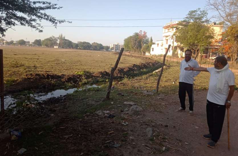 Terror of mosquitoes by the dirty water of police line in Subhashpuram गंदे पानी के दलदल से पीडि़त मांग रहे समाधान