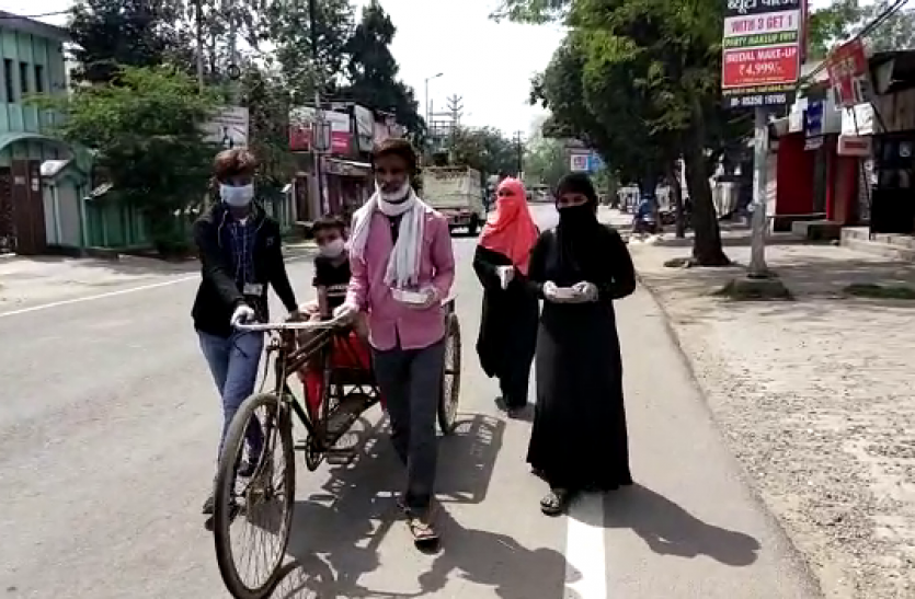 vlcsnap-2020-04-03-10h47m27s236.png मिसाल: फलों की ठेली लगाने वाला गरीब शकील रोज करीब 30 लोगों को खिला रहा खाना