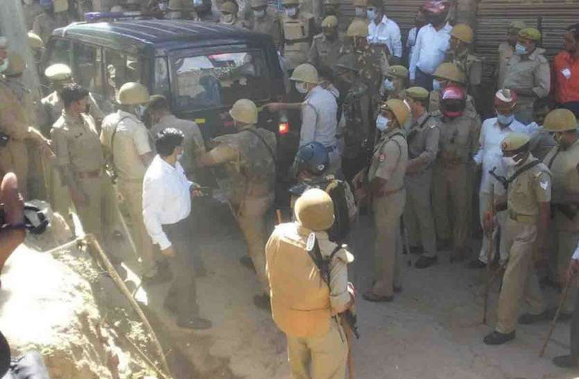 पुलिस पर नमाजियों के हमले के बाद पीएसी के हवाले हुआ शहर, ७५ लोगों पर मुकदमा पुलिस पर नमाजियों के हमले के बाद पीएसी के हवाले हुआ शहर, ७५ लोगों पर मुकदमा