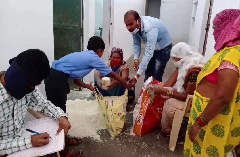 More than one lakh 80 thousand 800 children of primary and middle school started distributing rice and pulses by bringing them home for 40 days ... प्राइमरी और मिडिल स्कूल के एक लाख 80 हजार 800 से अधिक बच्चों को 40 दिन के लिए घर पहुंचाकर चावल-दाल का वितरण शुरू ...