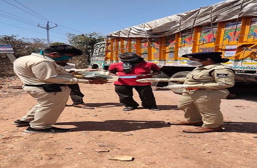 16-16 घंटे तक कर रहीं फील्ड में ड्यूटी, मकसद - हर हाल में कोरोना को हराना है