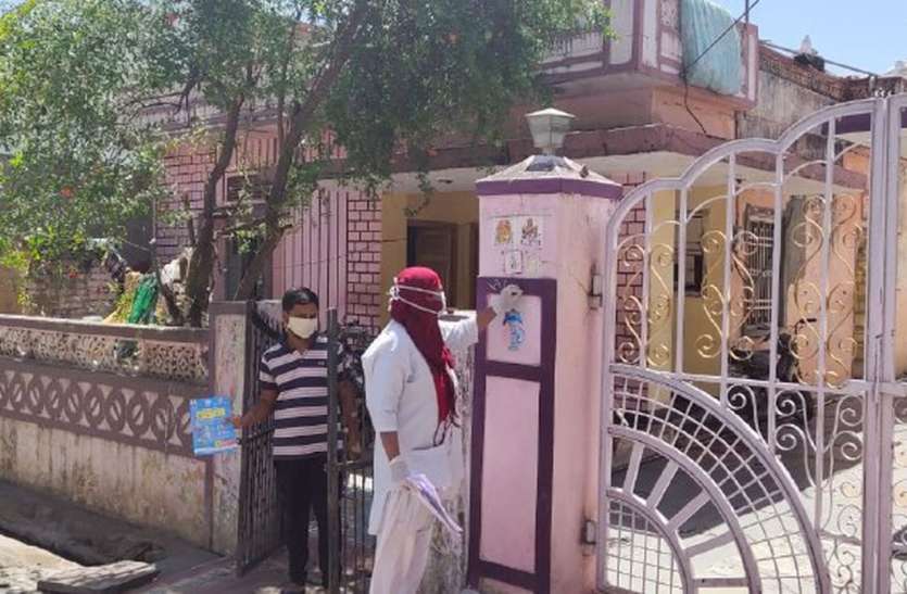 संक्रामक क्षेत्र में तीन किलोमीटर तक खंगाले साढ़े चार हजार घर, 19 हजार की स्क्रीनिंग संक्रामक क्षेत्र में तीन किलोमीटर तक खंगाले साढ़े चार हजार घर, 19 हजार की स्क्रीनिंग