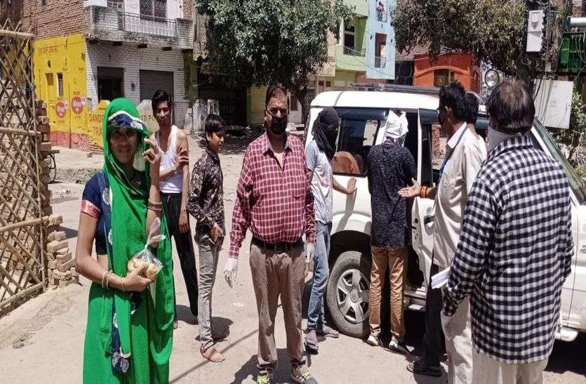 बच्चों ने बनाई टोली, गरीबों तक पहुंचा रहे खाना और राशन बच्चों ने बनाई टोली, गरीबों तक पहुंचा रहे खाना और राशन
