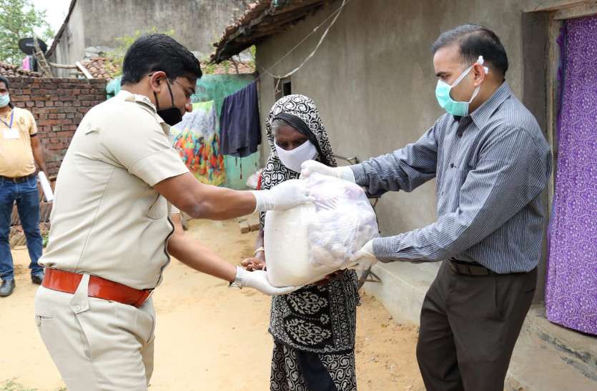 गरीब परिवार के बीच पहुंचे कलेक्टर व एसपी, राशन वितरण कर अपनेपन का कराया एहसास गरीब परिवार के बीच पहुंचे कलेक्टर व एसपी, राशन वितरण कर अपनेपन का कराया एहसास