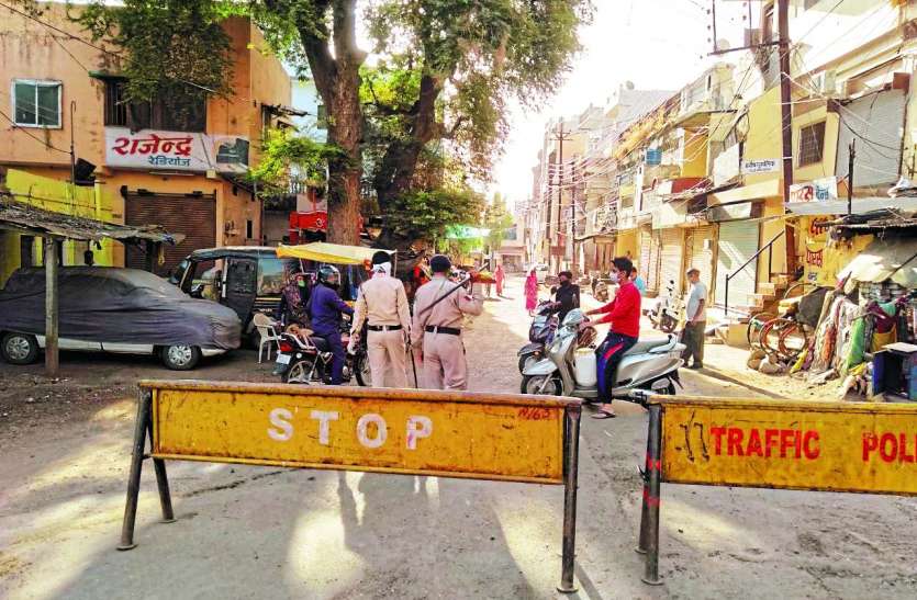 कोरोना से जंग: नियमों को तोड़ रही बैंक की कतार, कहीं चल रही लाठी कोरोना से जंग: नियमों को तोड़ रही बैंक की कतार, कहीं चल रही लाठी