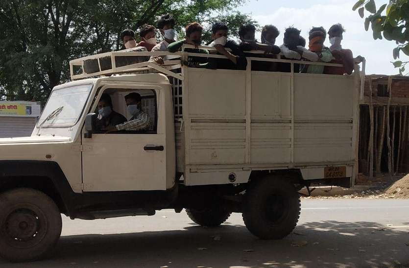 Workers of Sighanpuri village of Dhimarkheda development block arrived from Indore on Friday and were kept in quarantine at Rampur hostel. बारह हजार से अधिक बाहर से आए, सैंपलिंग सिर्फ एक की