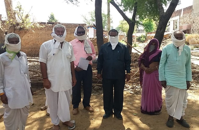 कोरोना वायरस: बिना सुरक्षा संसाधनों के कार्य में जुटे हैं शिक्षक कोरोना वायरस: बिना सुरक्षा संसाधनों के कार्य में जुटे हैं शिक्षक
