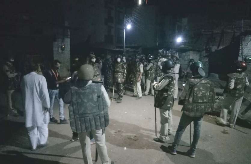 police vehicle damaged सड़कों पर थूकते रहे युवक, रहवासियों ने लाठियां लेकर रातभर की पहरेदारी