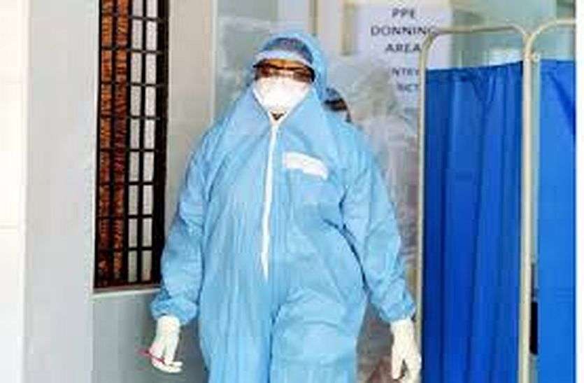Examining sample wearing PPE kit all night पीपीइ किट पहनकर पूरी रात कर रहे सैंपल की जांच