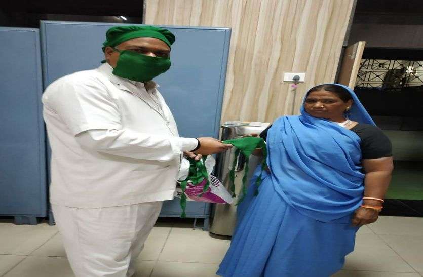 बेटे ने कहा, पापा हम भी सेवा करें, फिर घर में बना दिए 100 मास्क