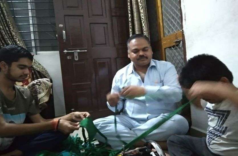 बेटे ने कहा, पापा हम भी सेवा करें, फिर घर में बना दिए 100 मास्क रेल कर्मचारी के बेटों ने कहा, पापा हम भी सेवा करें, फिर घर में बना दिए 100 मास्क