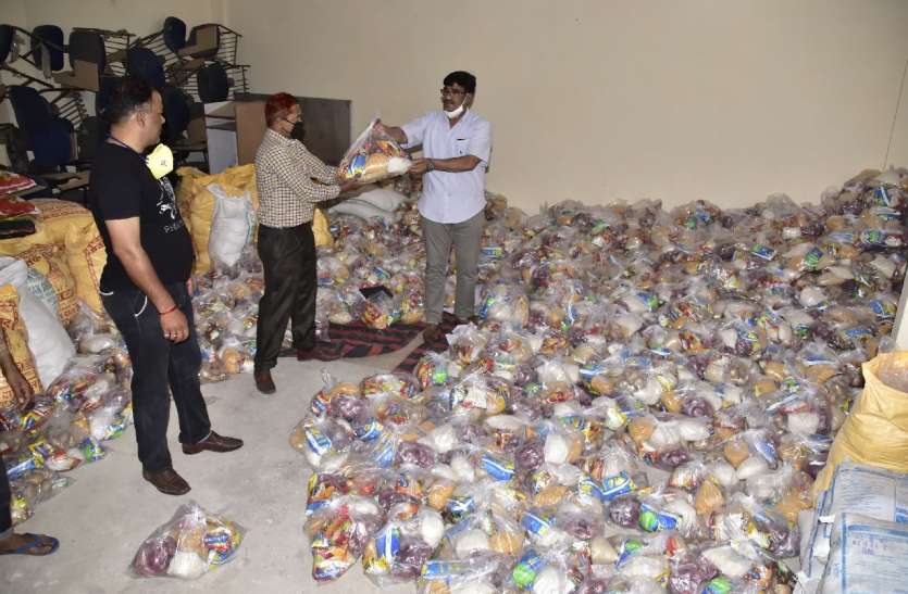 Rajasthan Waqf Board Distributed Food Items During Lockdown संकट की इस घड़ी में 'राजस्थान वक्फ बाेर्ड' भी आया आगे, जरूरतमंद परिवाराें तक पहुंचा रहा है राशन सामग्री