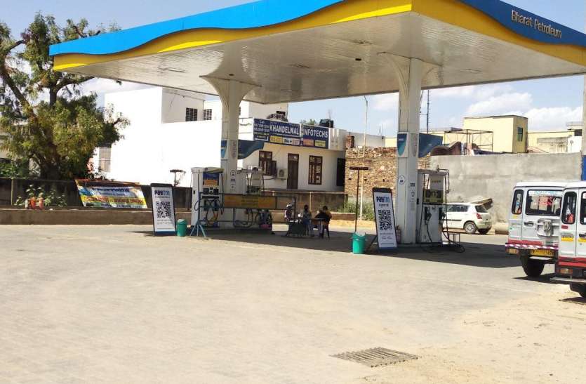 Corona effect: 20 से 25 फीसदी रह गई पेट्रोल-डीजल की खपत Corona effect: 20 से 25 फीसदी रह गई पेट्रोल-डीजल की खपत